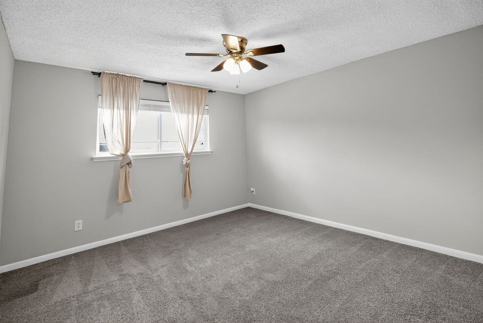 Houston House: 2250 Shadowdale Dr