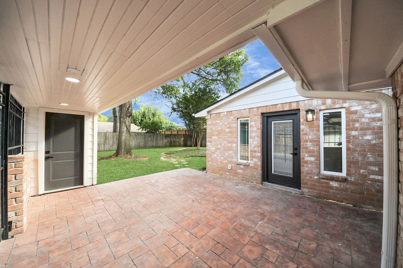 Houston House: 10806 Olympia Dr