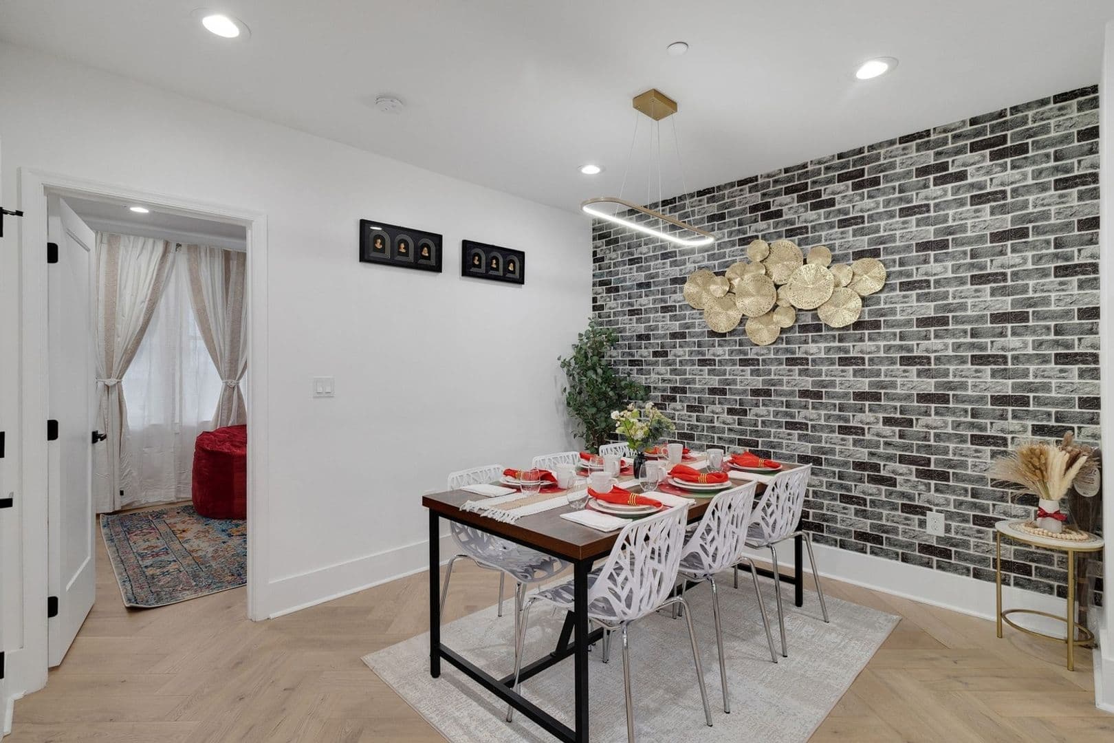 Washington House: 1417 Montello Ave Ne