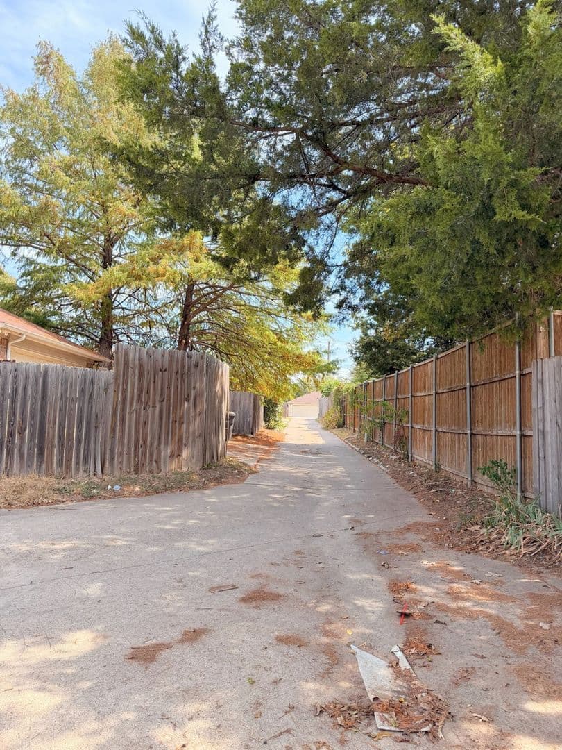 Fort Worth House: 7562 John T White Rd