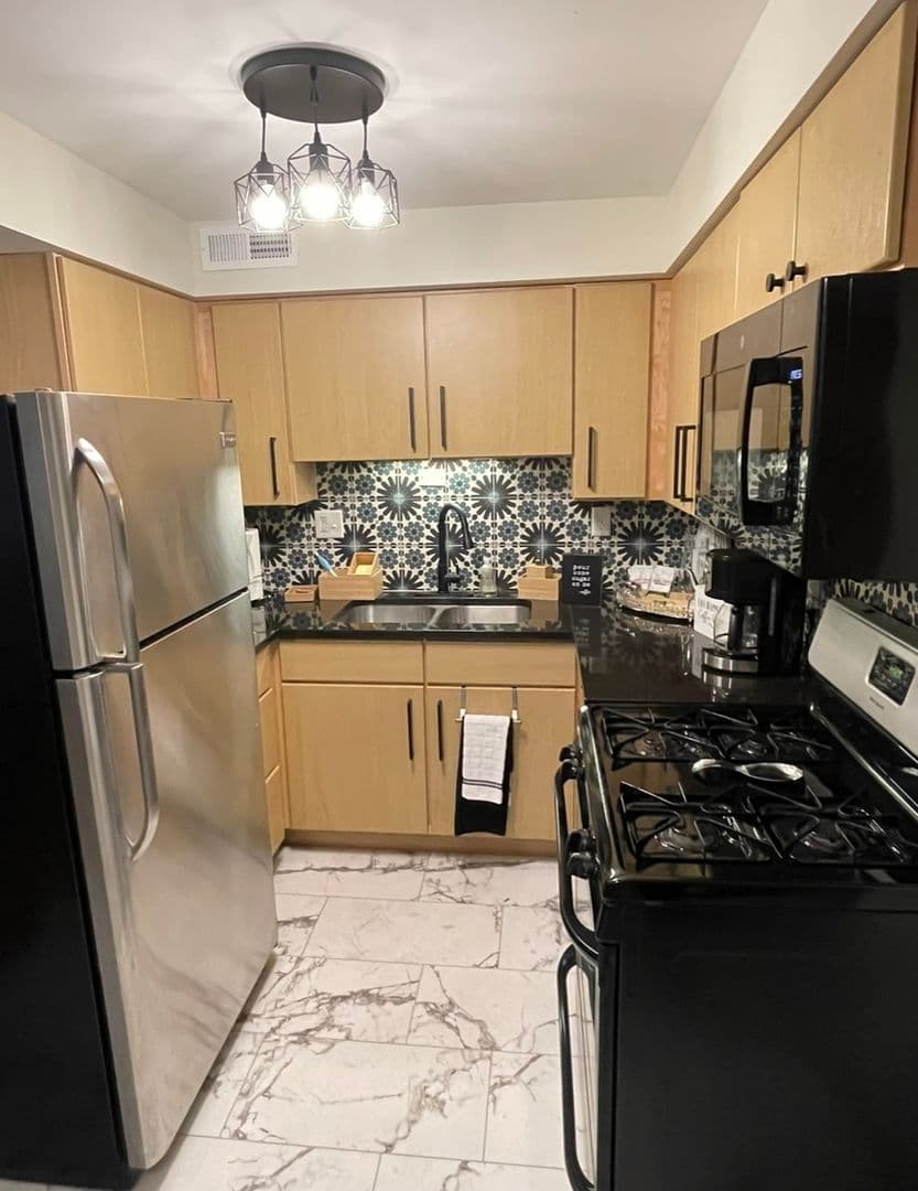 Saint Louis Townhome: 5801 Sunshine Dr