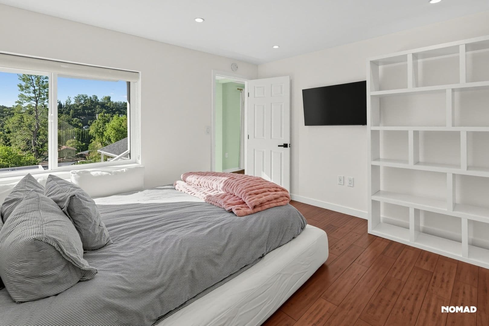 Los Angeles House: 4875 Wicopee Ave