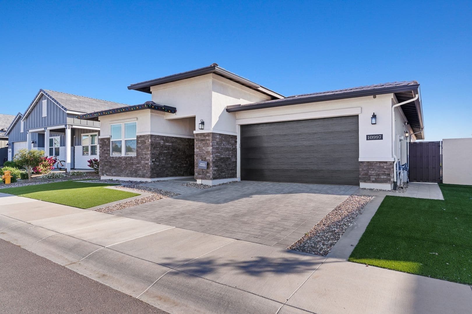 Surprise House: 10997 N Hershey St