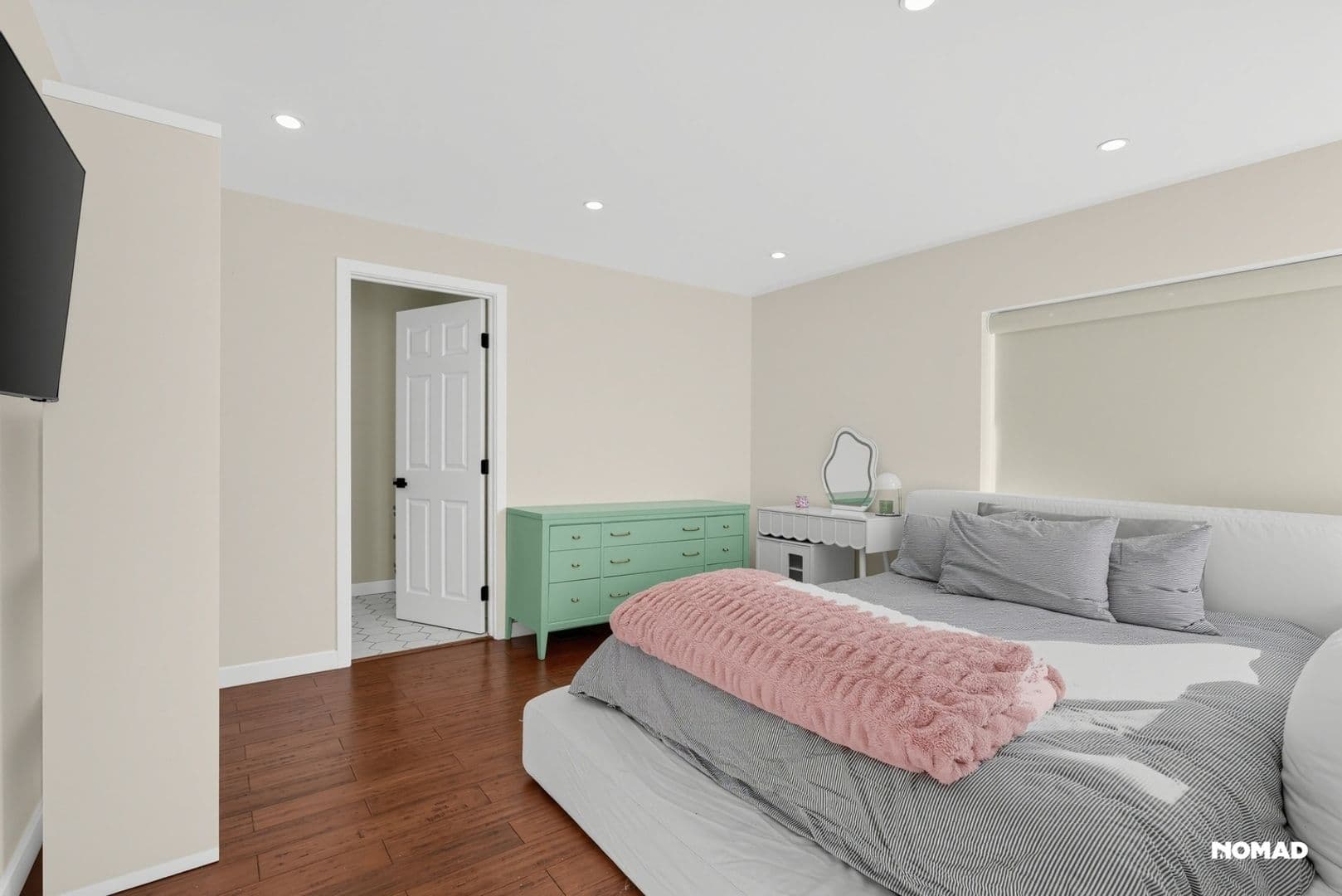 Los Angeles House: 4875 Wicopee Ave