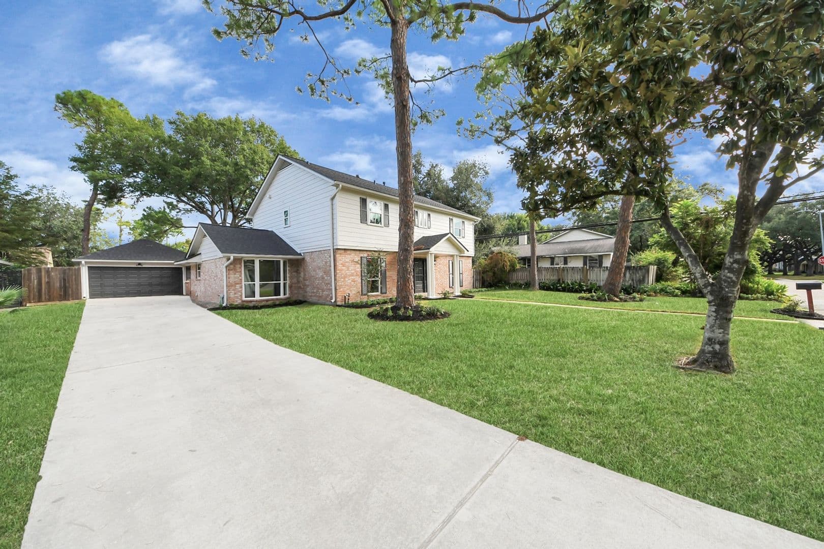 Houston House: 10806 Olympia Dr