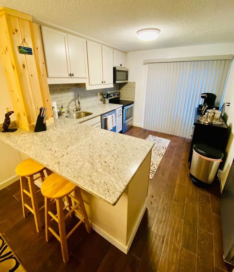 Hunter Townhome: 65 Scribner Hollow Rd