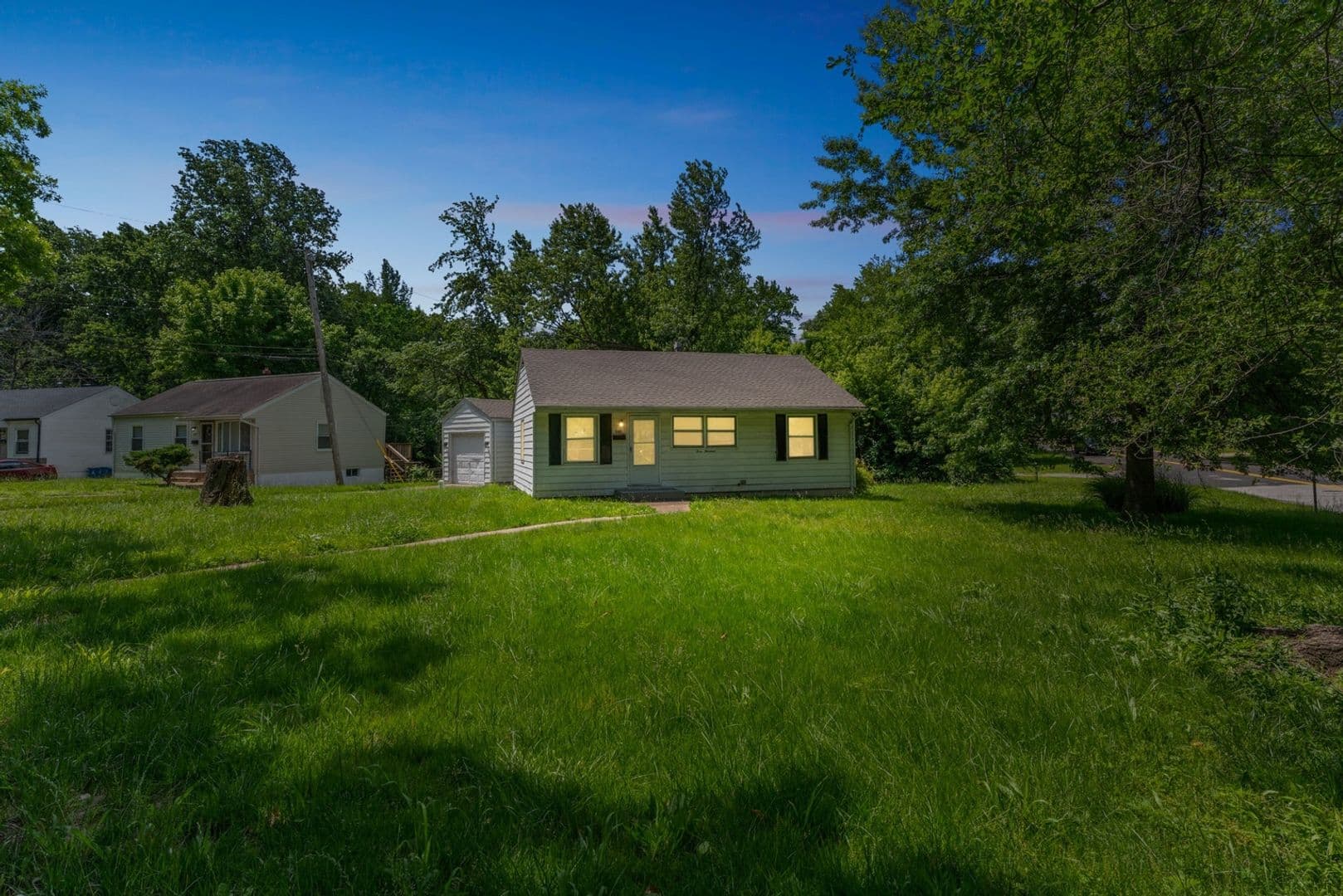 Saint Louis House: 300 Estridge Rd