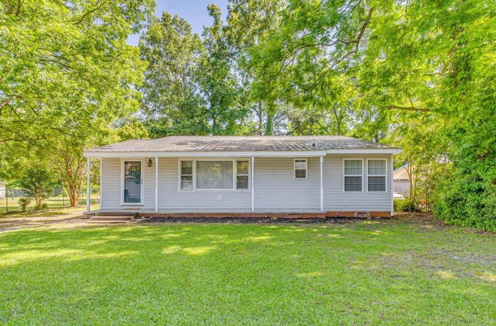 Whiteville House: 208 E Columbus St