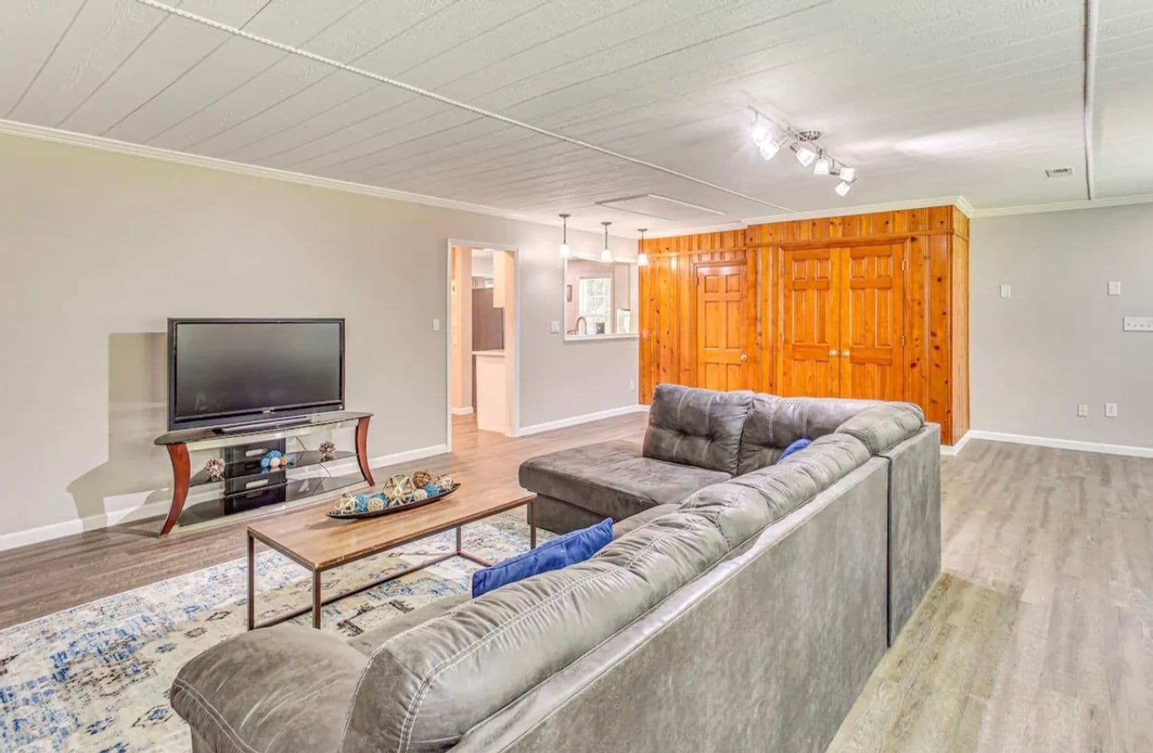 Whiteville House: 208 E Columbus St