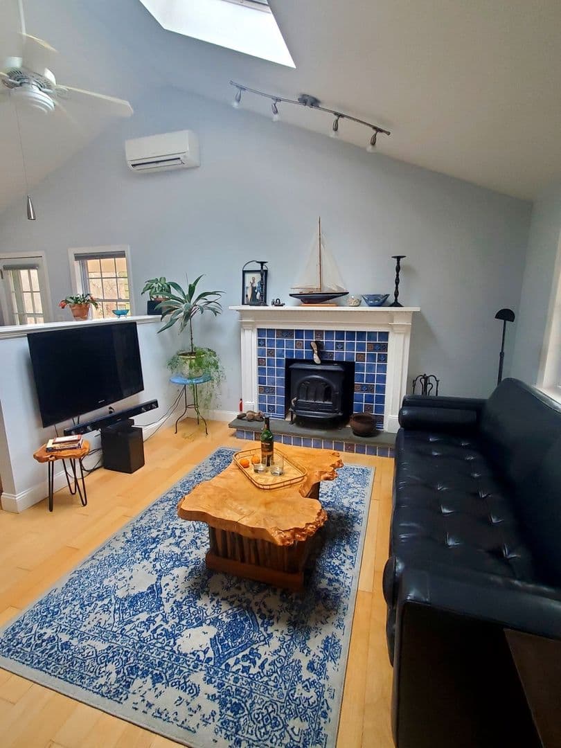 Niantic House: 71 Oakwood Rd