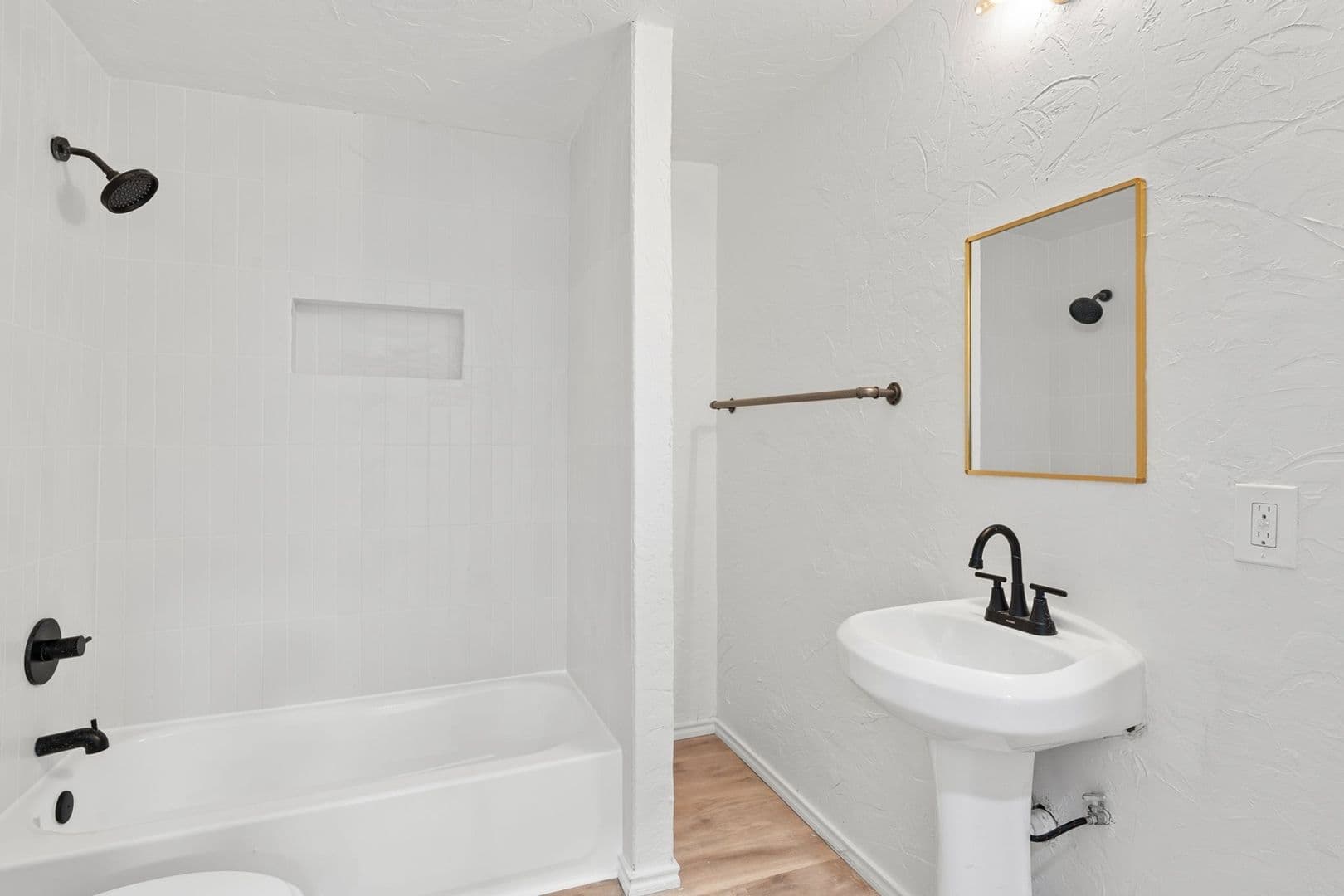Fort Worth House: 1032 E Tucker St
