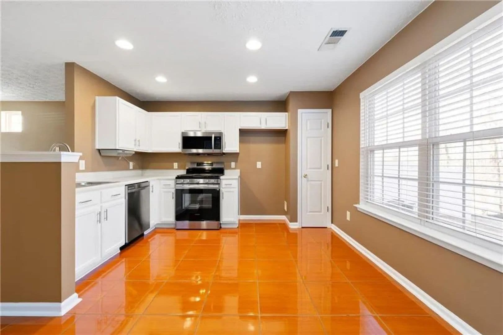 Cumming House: 5125 Sky Ridge Way