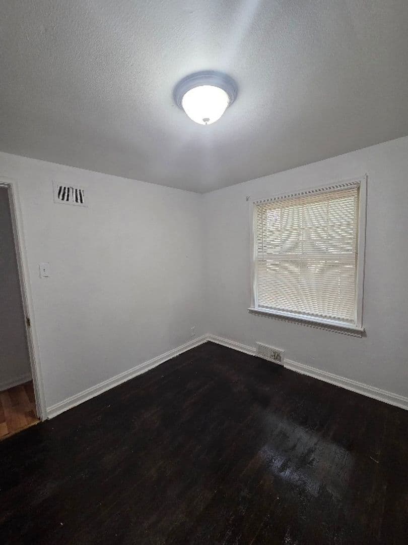Saint Louis House: 1816 N Hanley Rd
