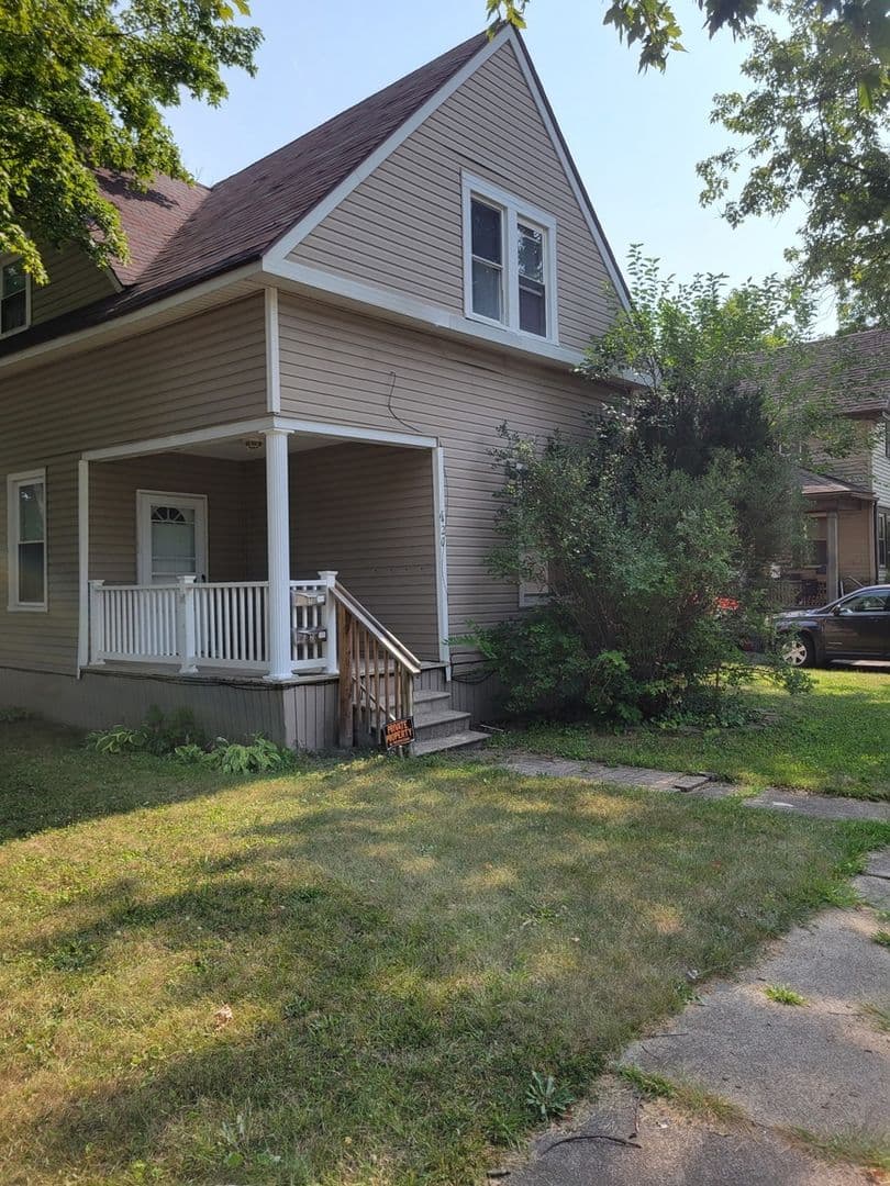 Saginaw Townhome: 1420 Adams St
