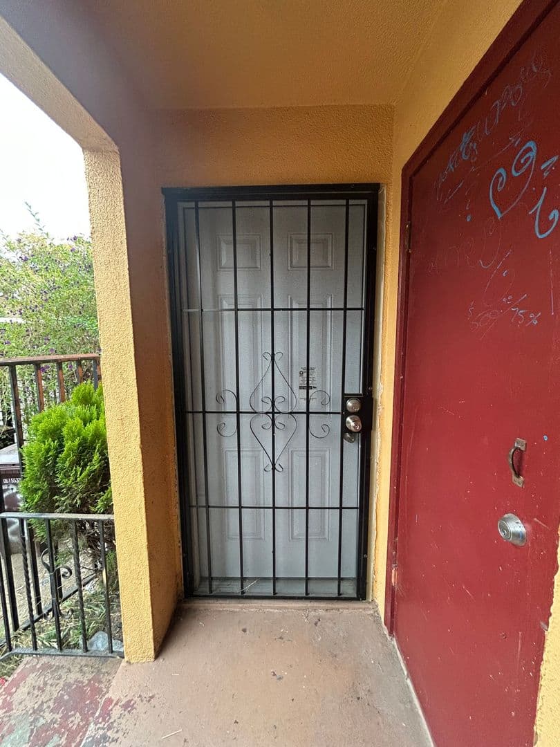 Oakland Townhome: 2324 92nd Ave