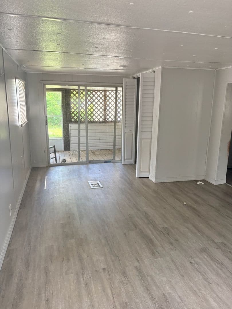 Jacksonville House: 2152 Glen Gardner Dr