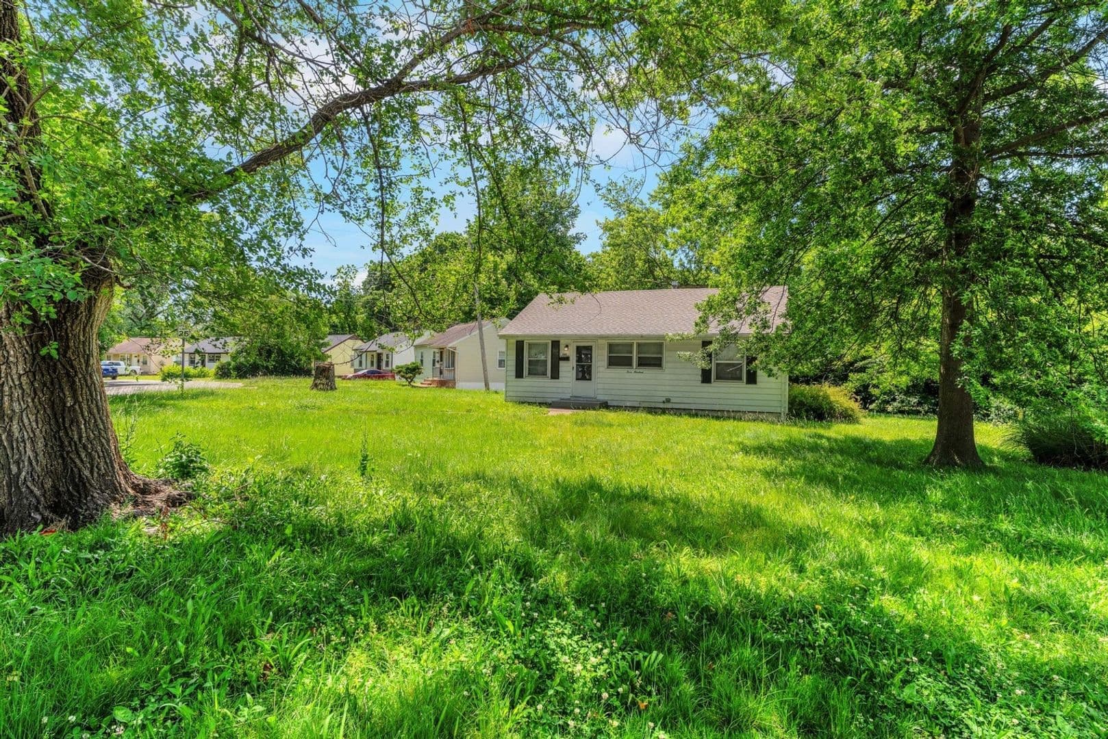 Saint Louis House: 300 Estridge Rd