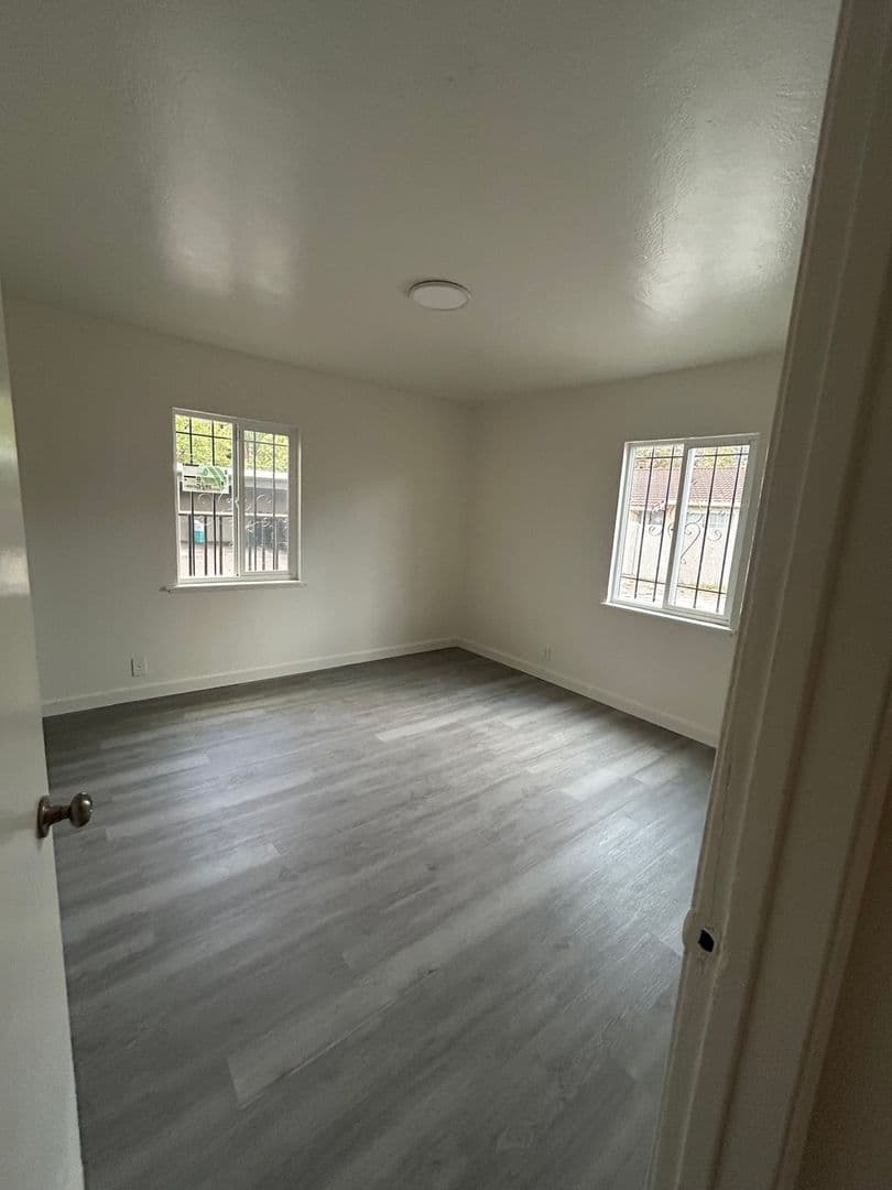 Oakland Townhome: 2324 92nd Ave