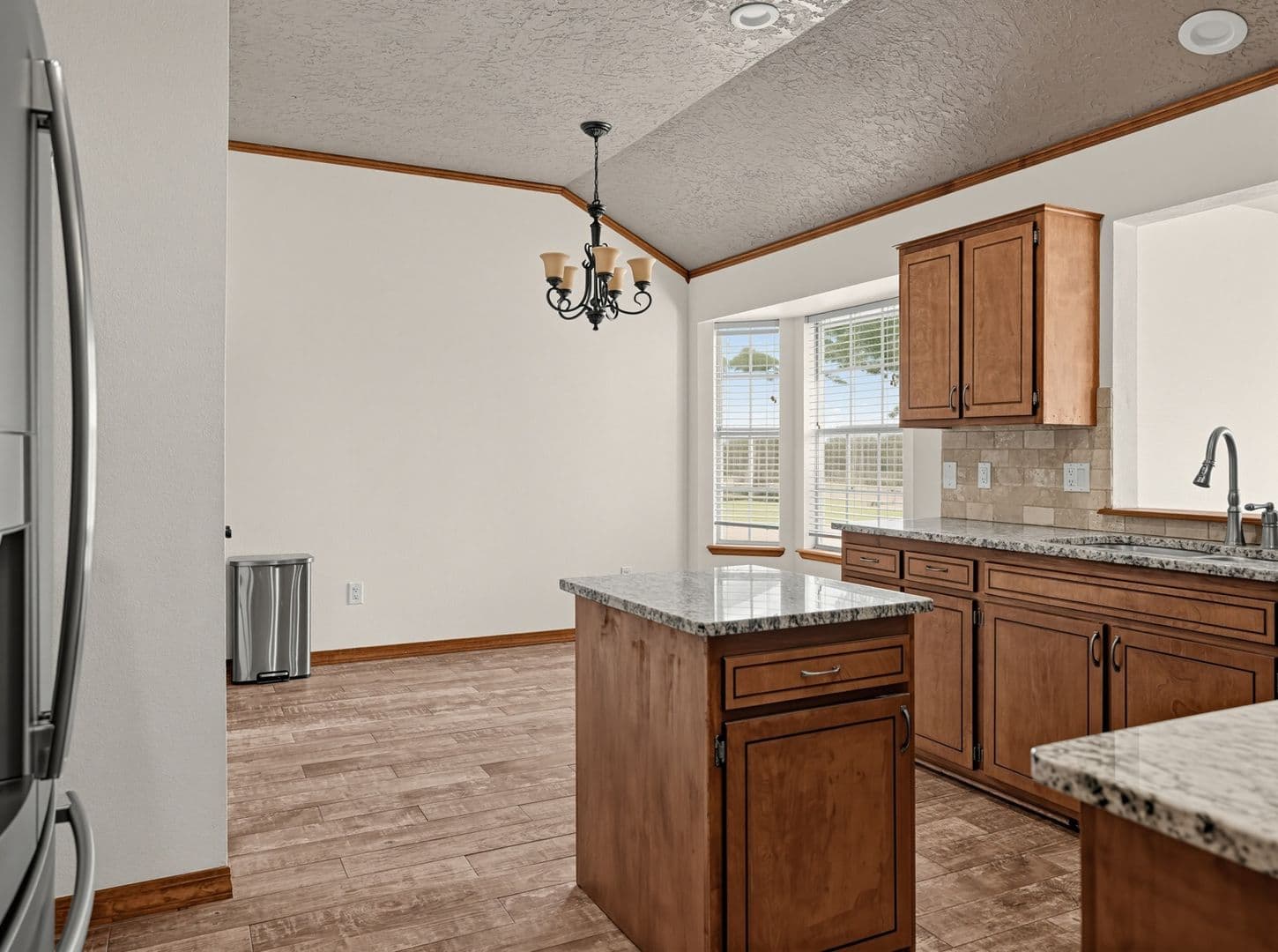 Clovis House: 109 Rosewood Dr