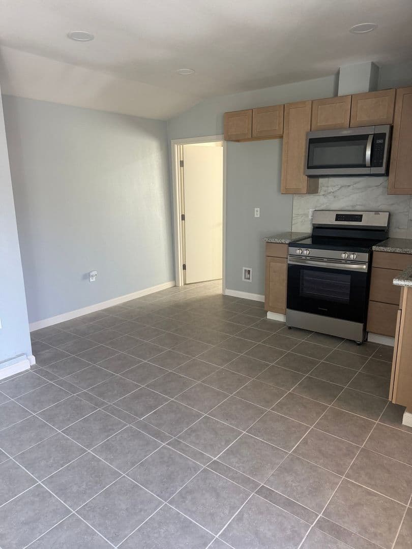 Modesto House: 1825 Roble Ave