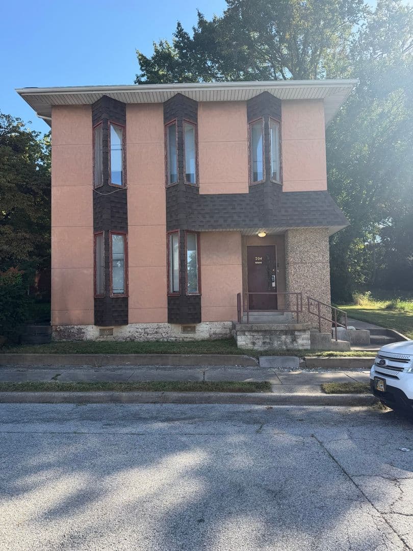 Belleville Townhome: 704 S High St