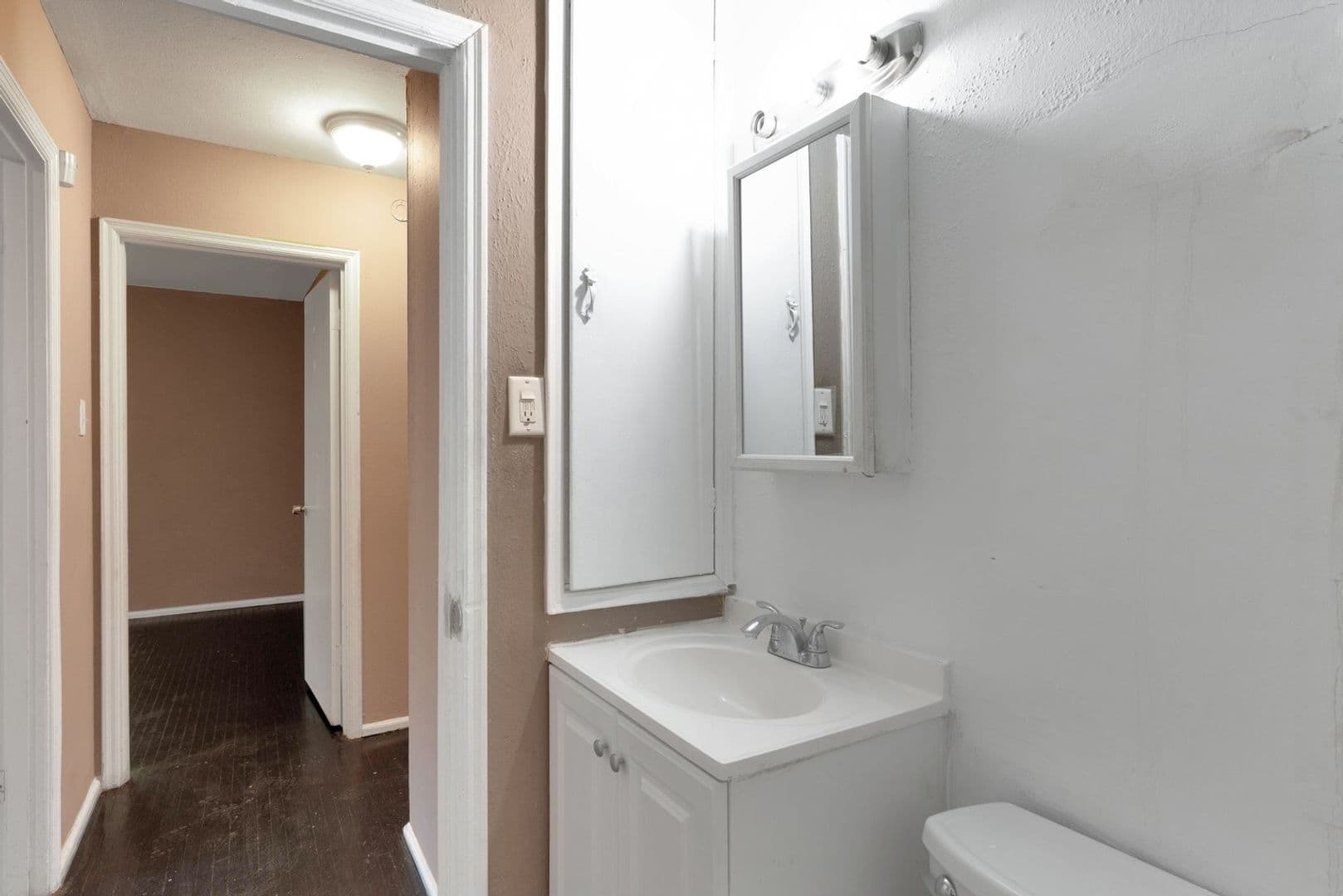 Saint Louis House: 300 Estridge Rd