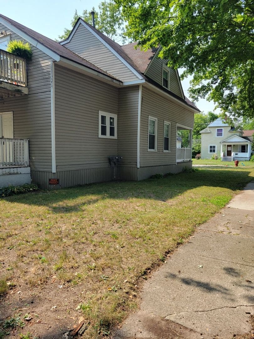 Saginaw Townhome: 1420 Adams St