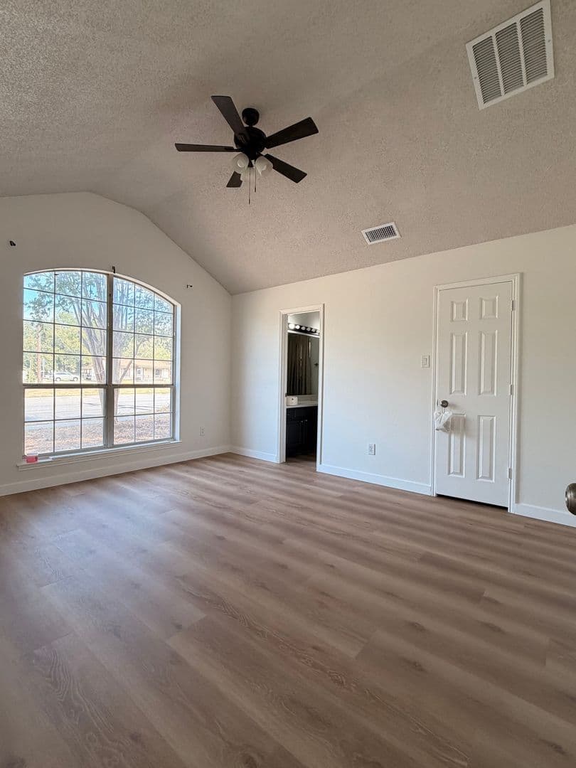 Fort Worth House: 7562 John T White Rd