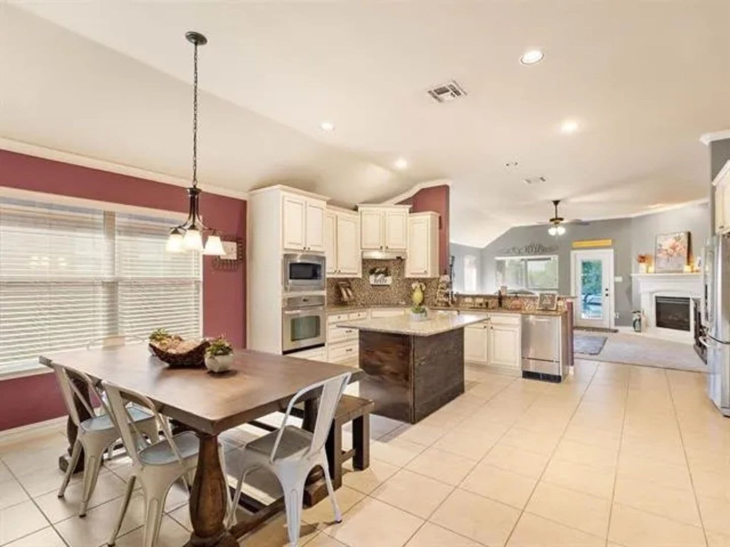 Forney House: 1052 Lufkin Ln