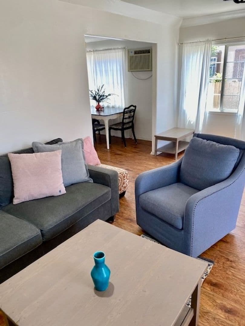 Los Angeles Townhome: 1938 S Palm Grove Ave