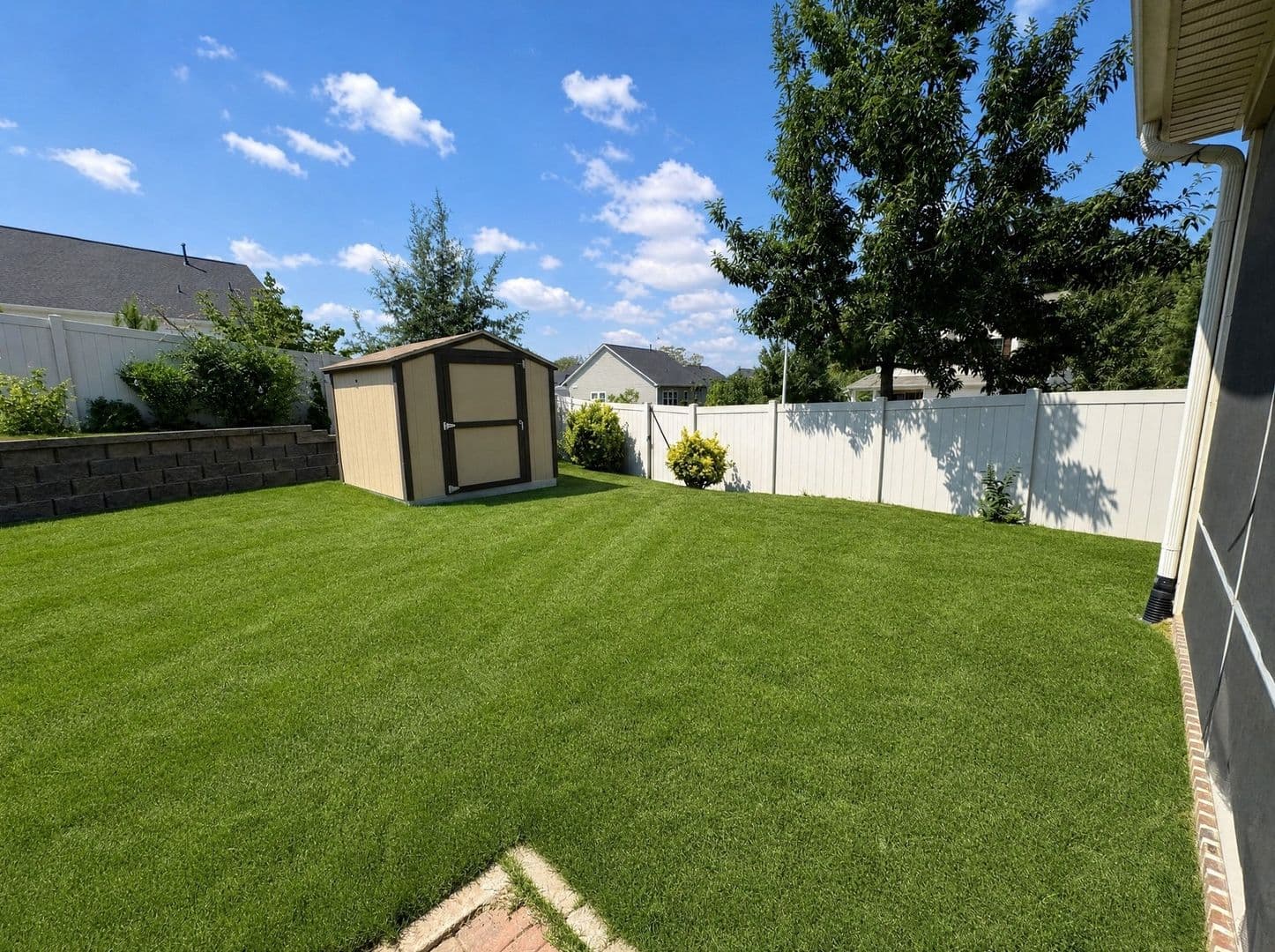 Knightdale House: 1402 Lena Ln