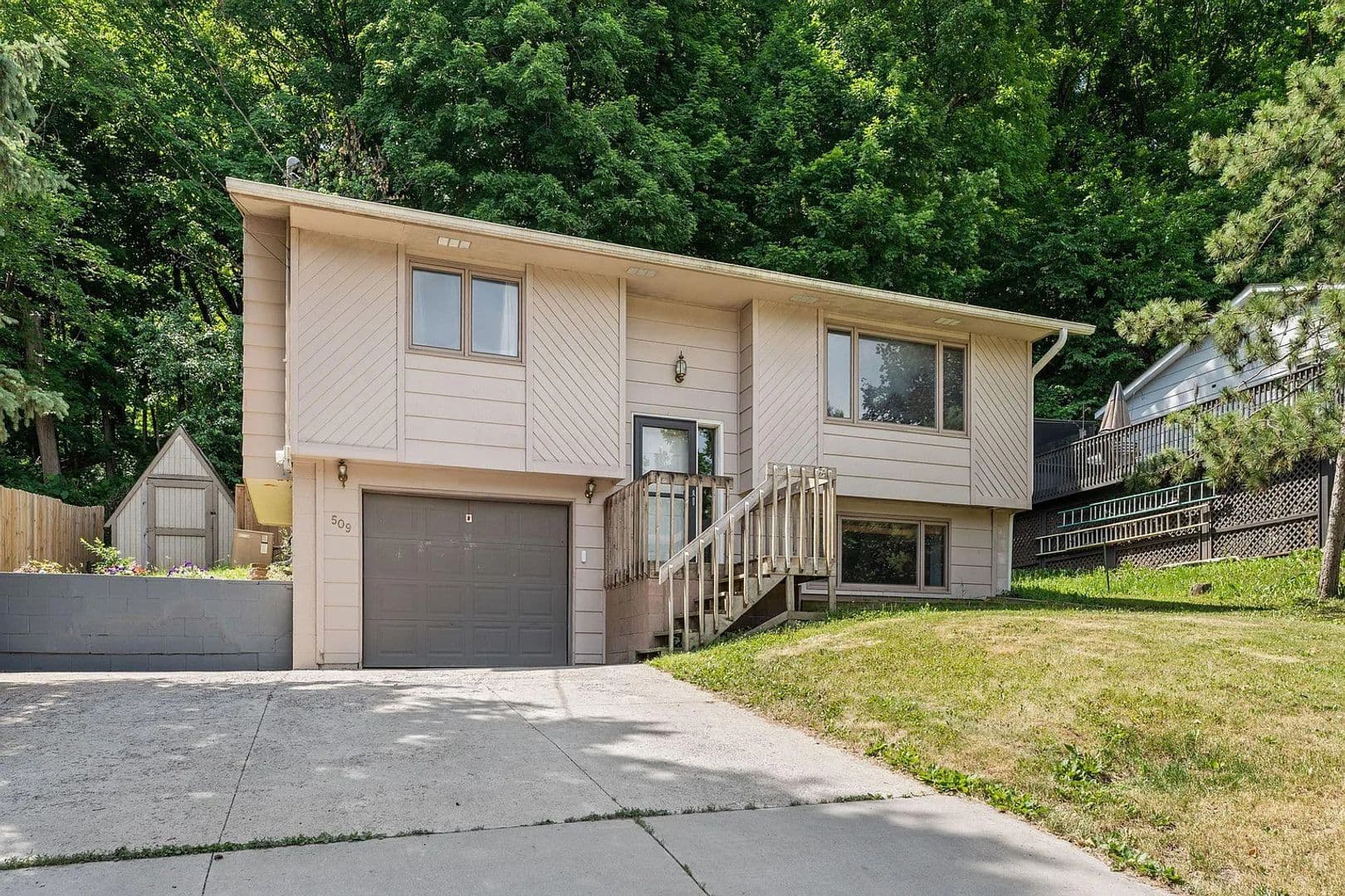 Cannon Falls House: 509 Mill St E