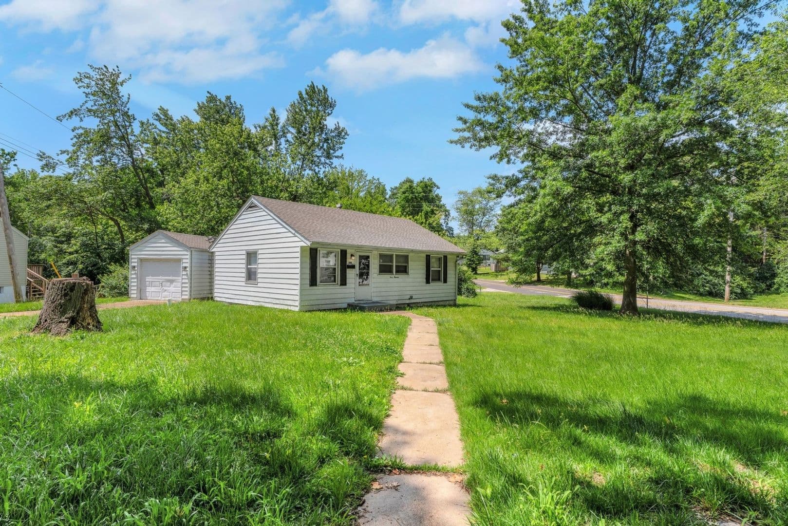 Saint Louis House: 300 Estridge Rd