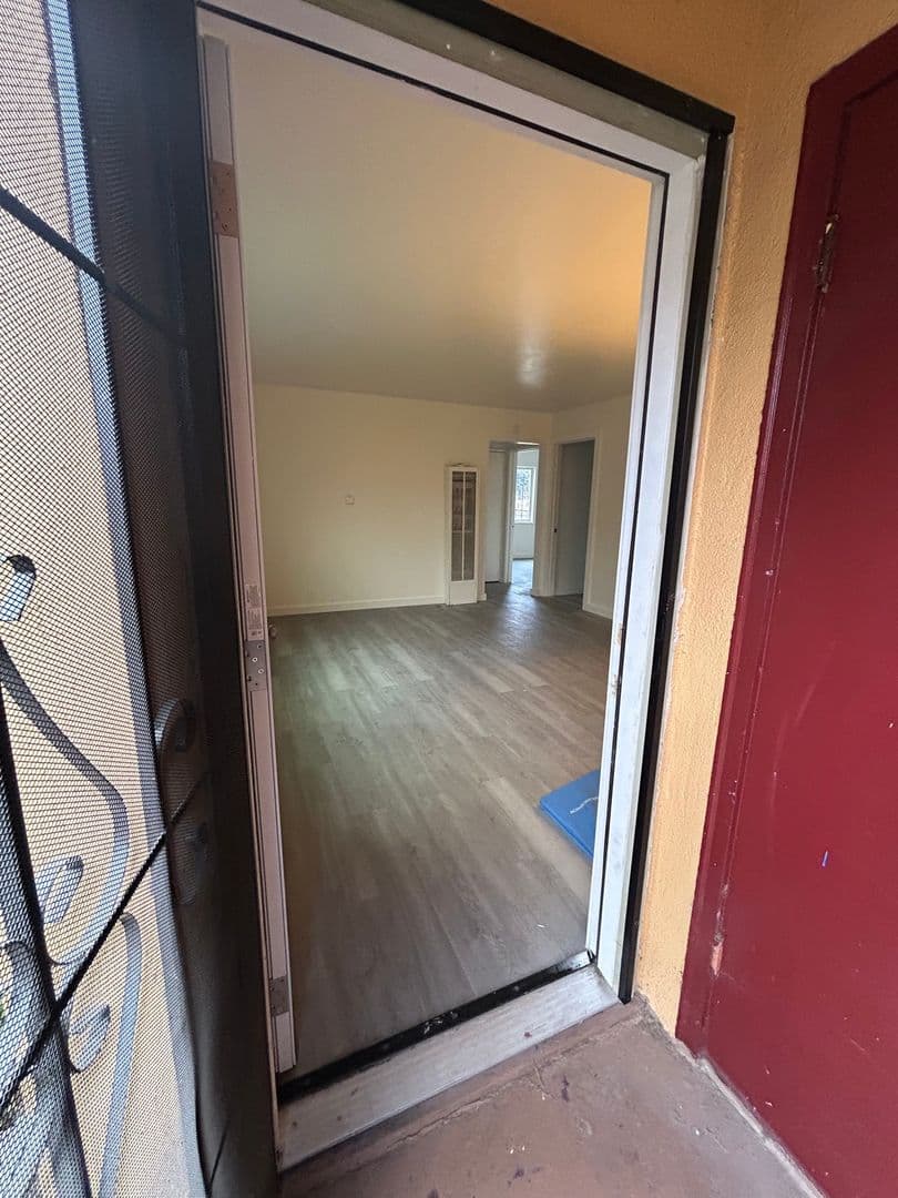 Oakland Townhome: 2324 92nd Ave