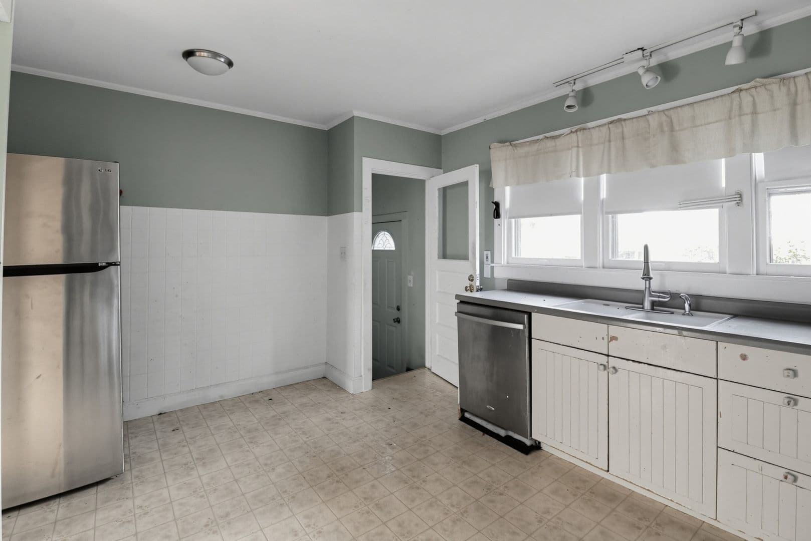Crystal Lake House: 6414 W Hillside Rd
