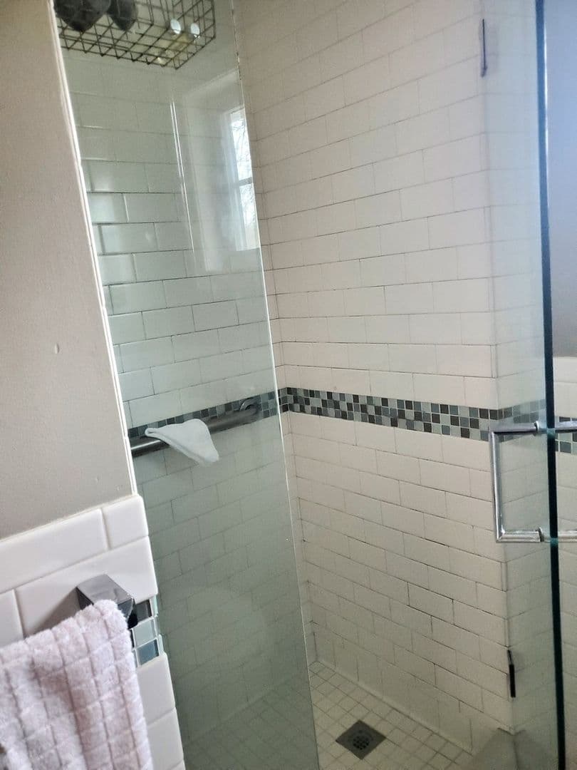 Niantic House: 71 Oakwood Rd
