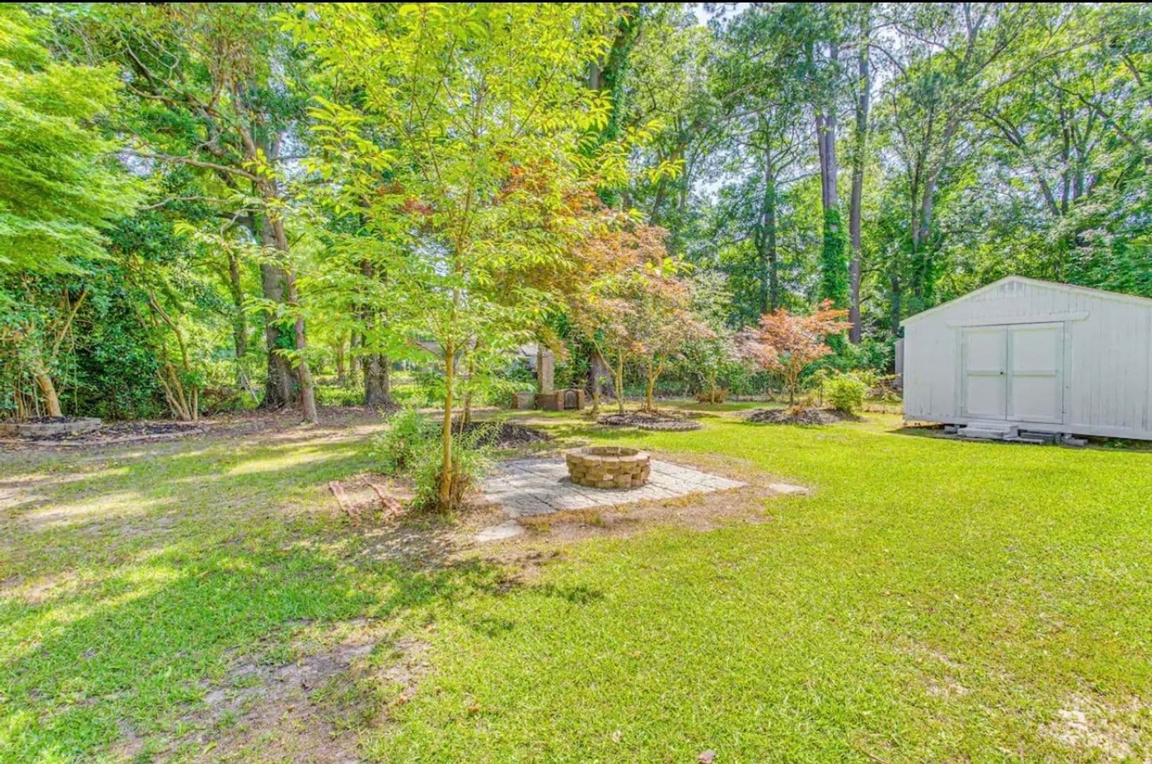 Whiteville House: 208 E Columbus St