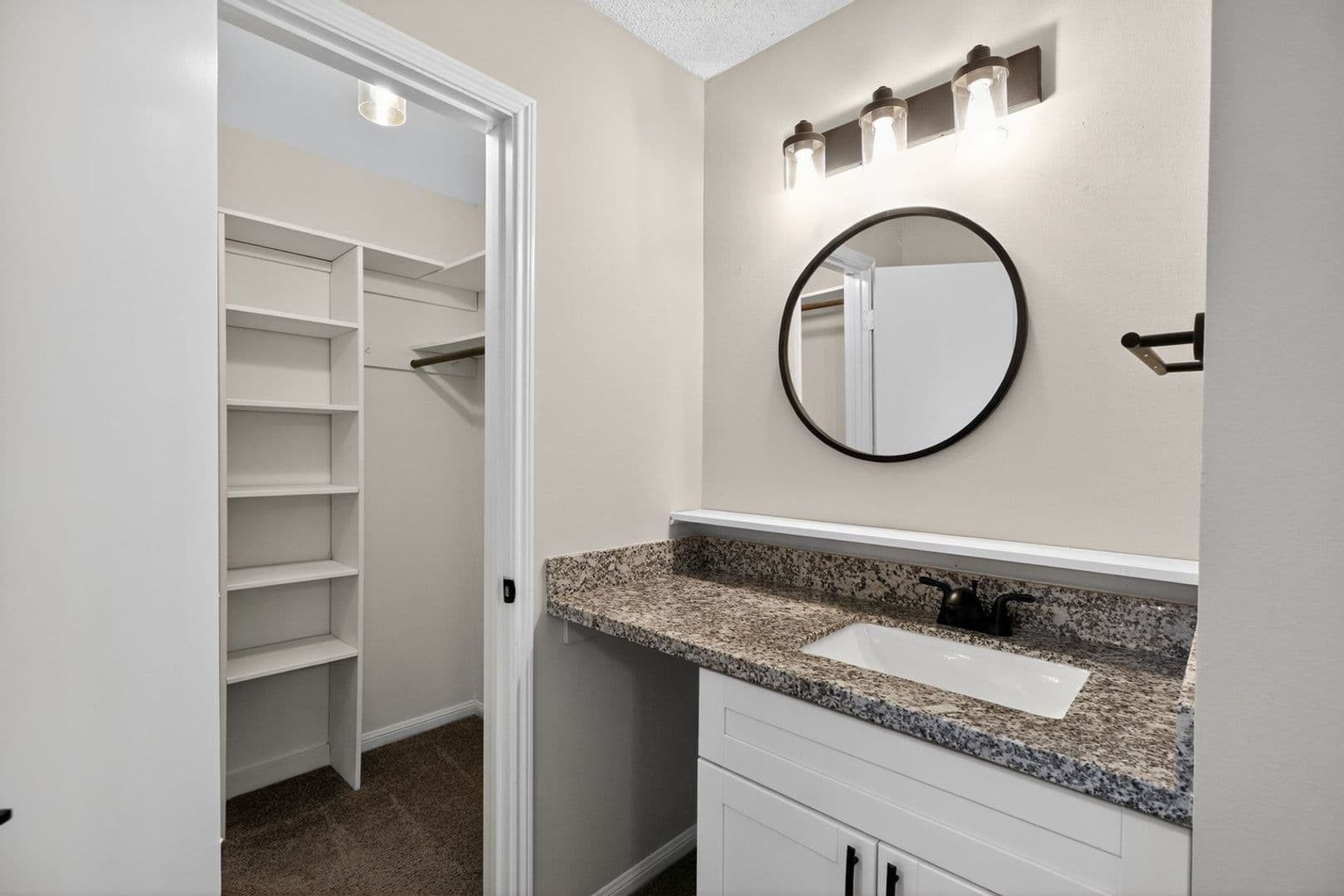 Houston House: 2250 Shadowdale Dr