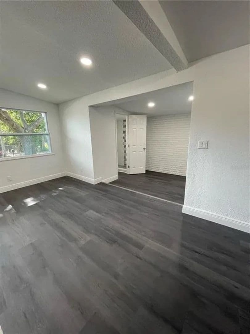 Tampa House: 8403 N Semmes St