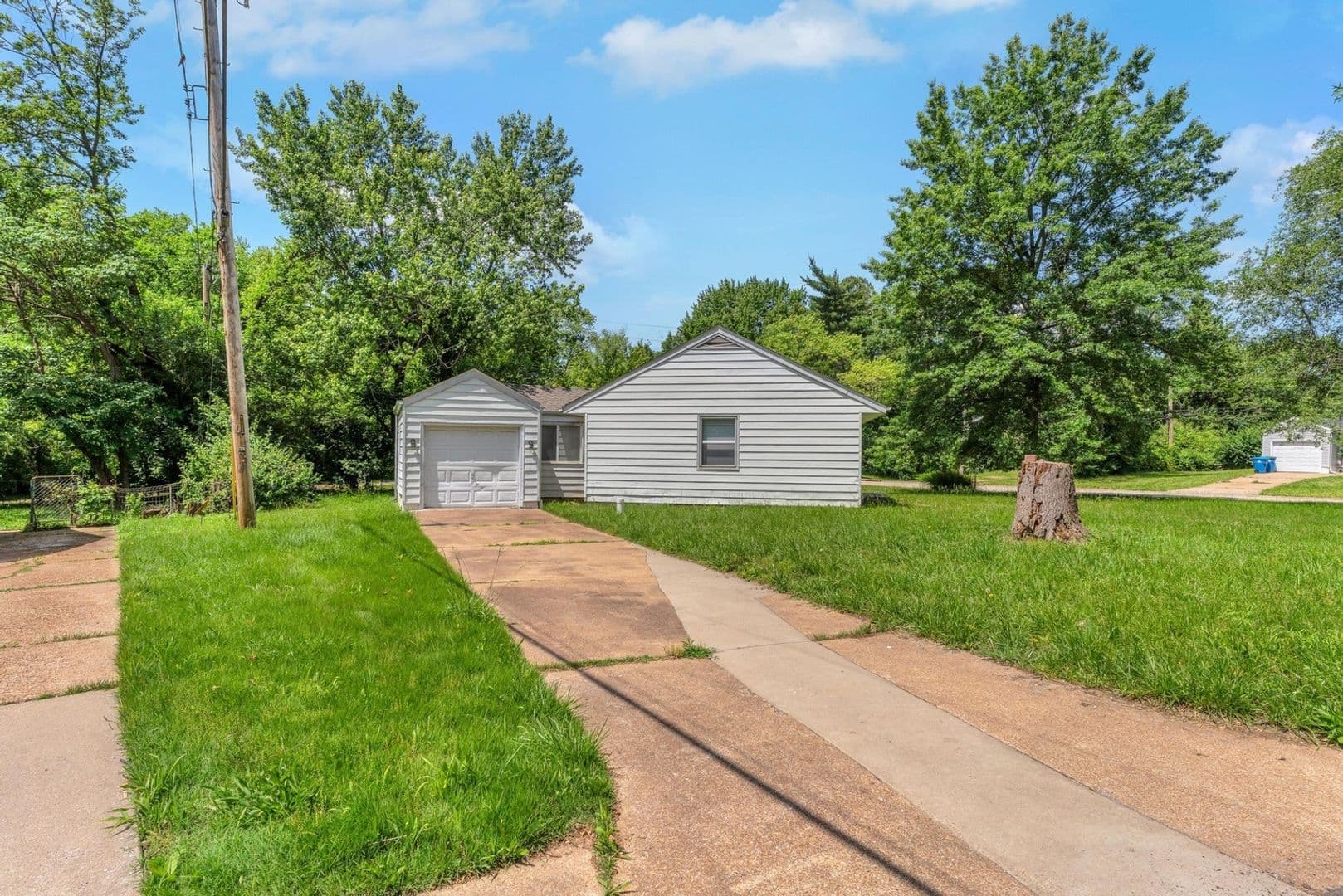 Saint Louis House: 300 Estridge Rd