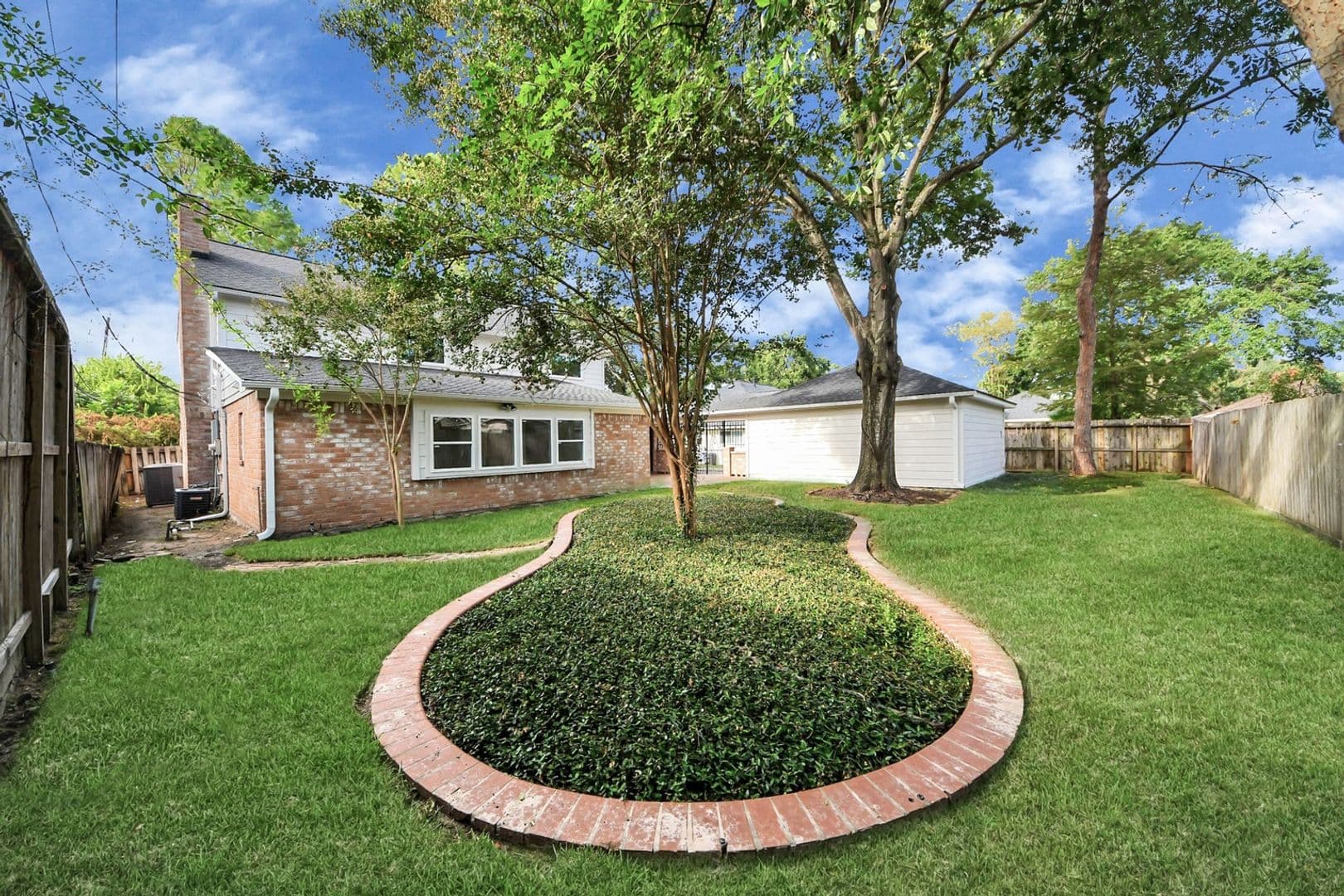 Houston House: 10806 Olympia Dr