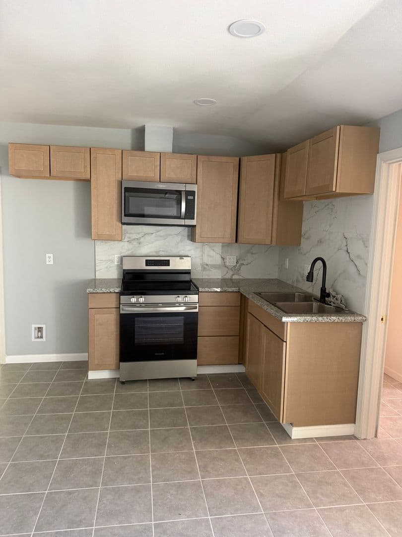 Modesto House: 1825 Roble Ave