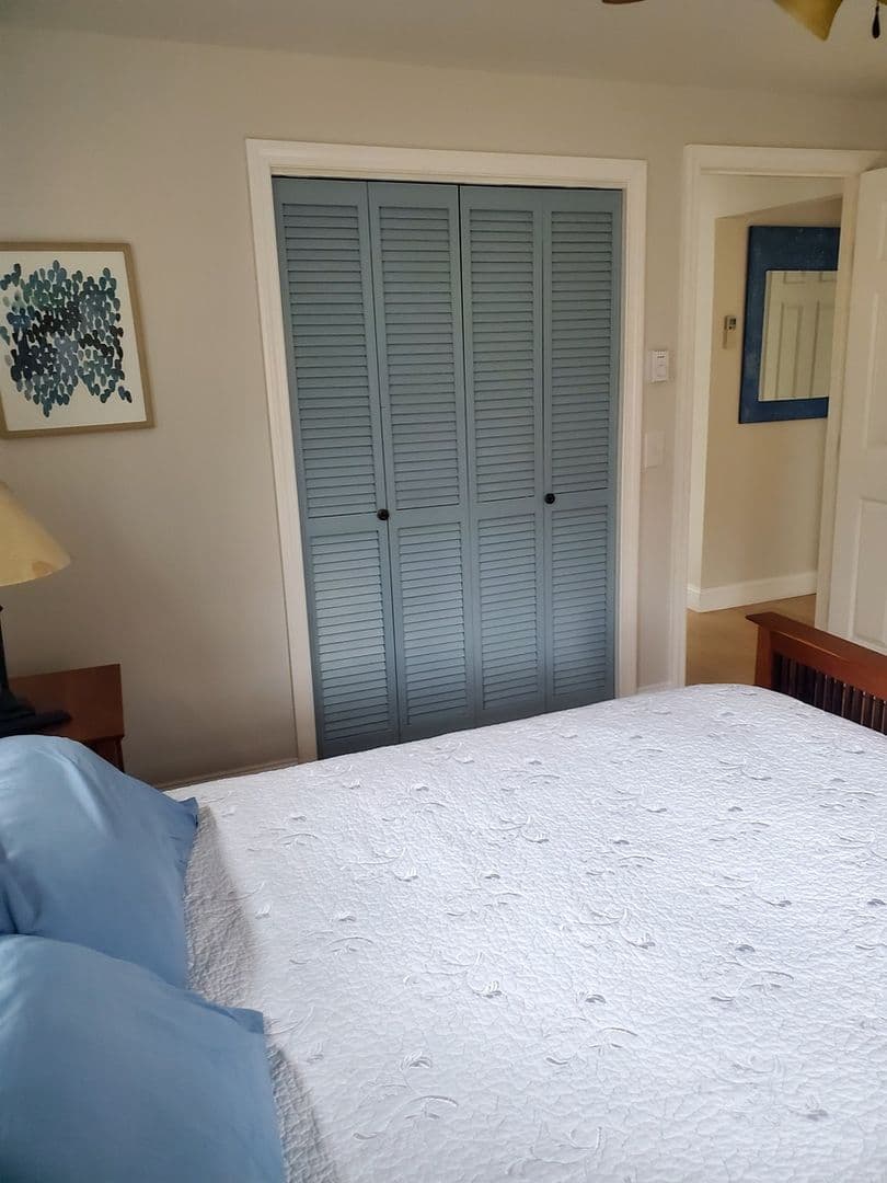 Niantic House: 71 Oakwood Rd