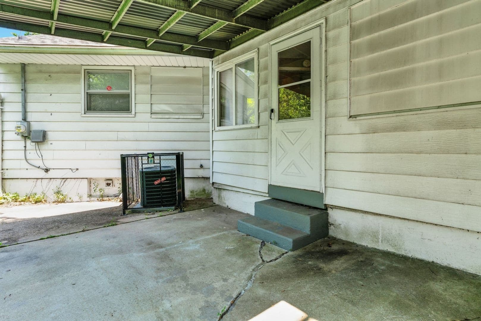 Saint Louis House: 300 Estridge Rd
