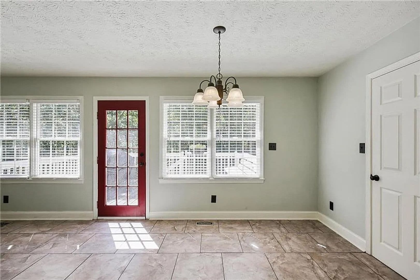 Villa Rica House: 1370 Fernwood Ct