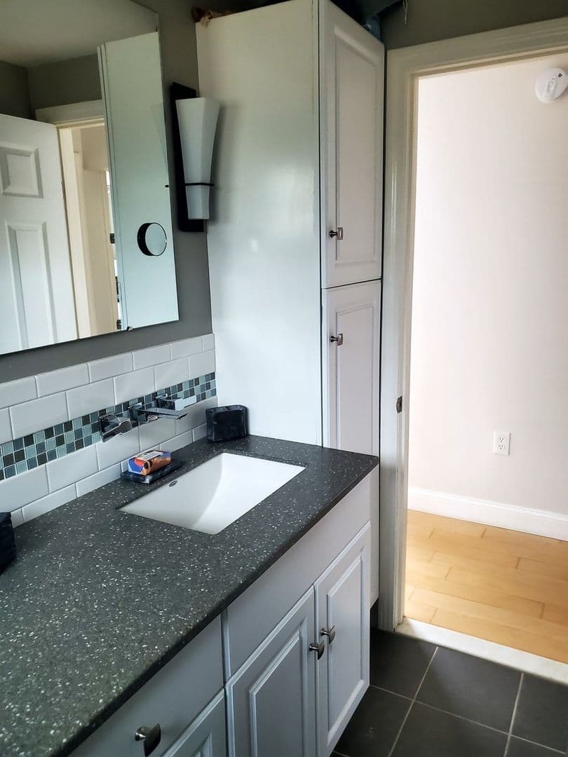 Niantic House: 71 Oakwood Rd