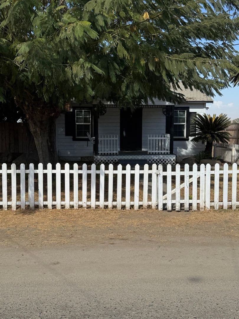 Visalia House: 16544 Avenue 291