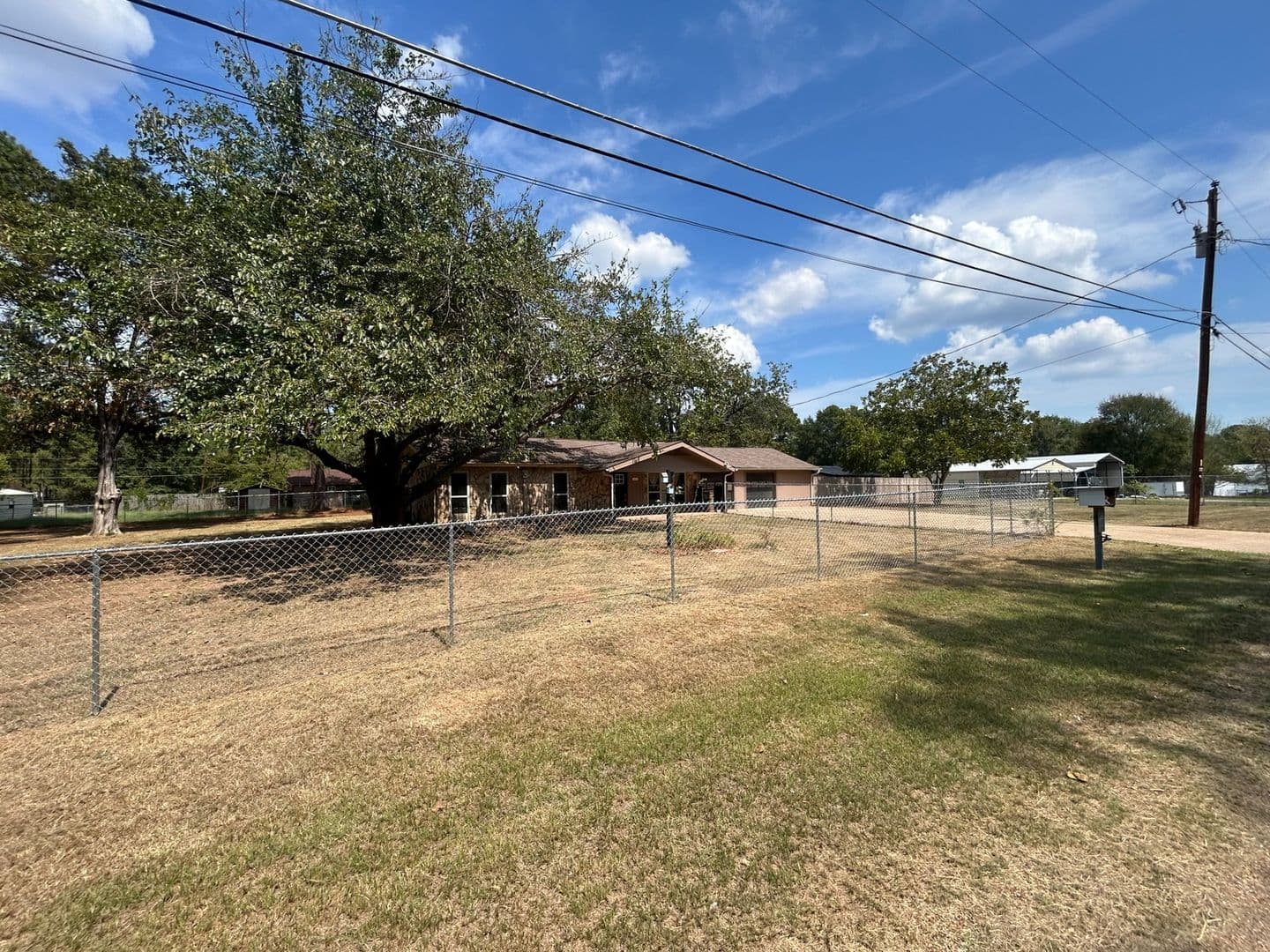 Mabank House: 18016 Lakeview Blvd