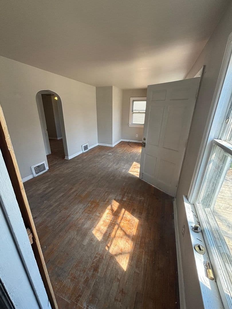 Lansing House: 1216 W Mount Hope Ave