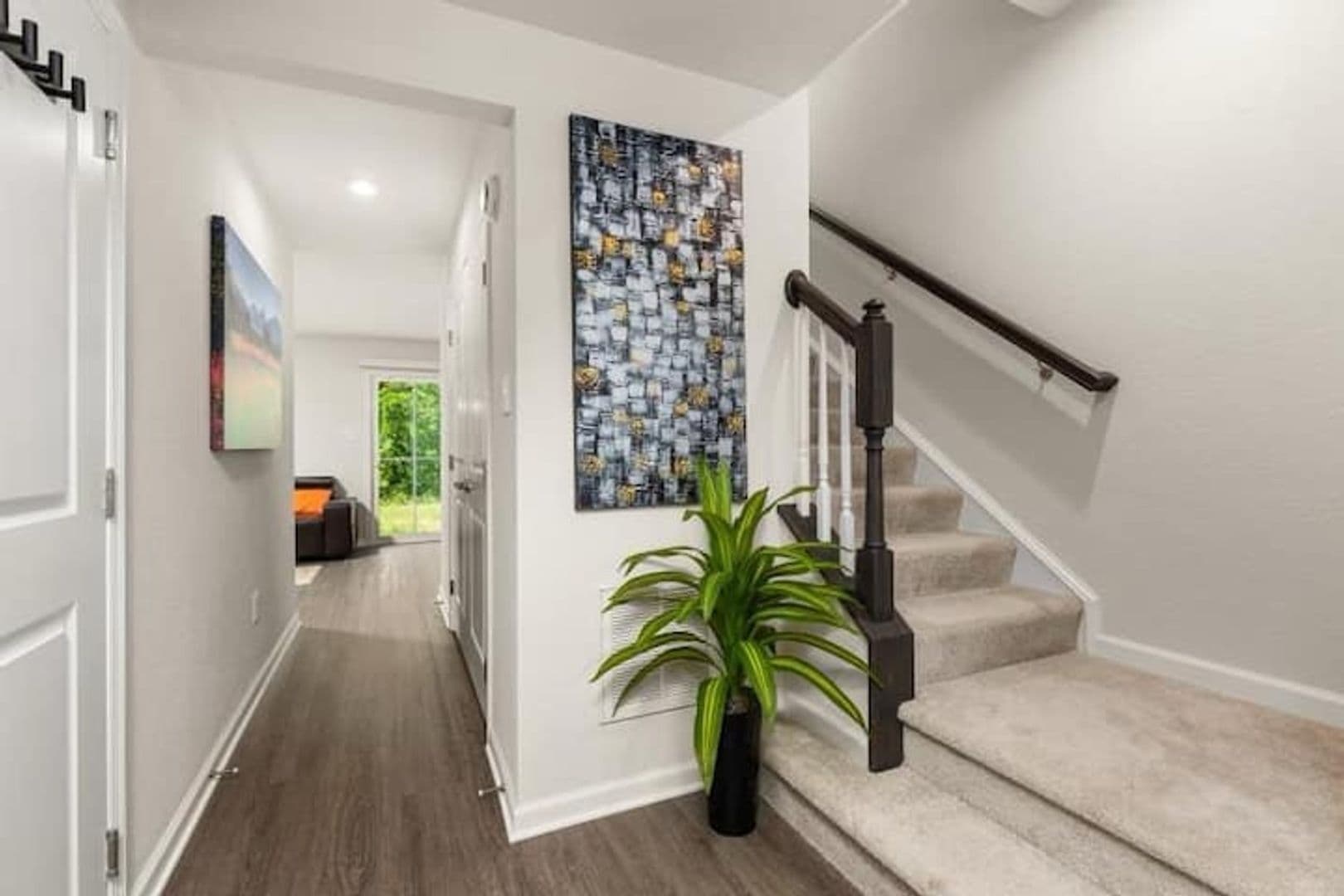 Portsmouth House: 207 Falcon Ave